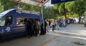 universiteliler ucretsiz yemek kuyrugunda Nk12lbWF.jpg